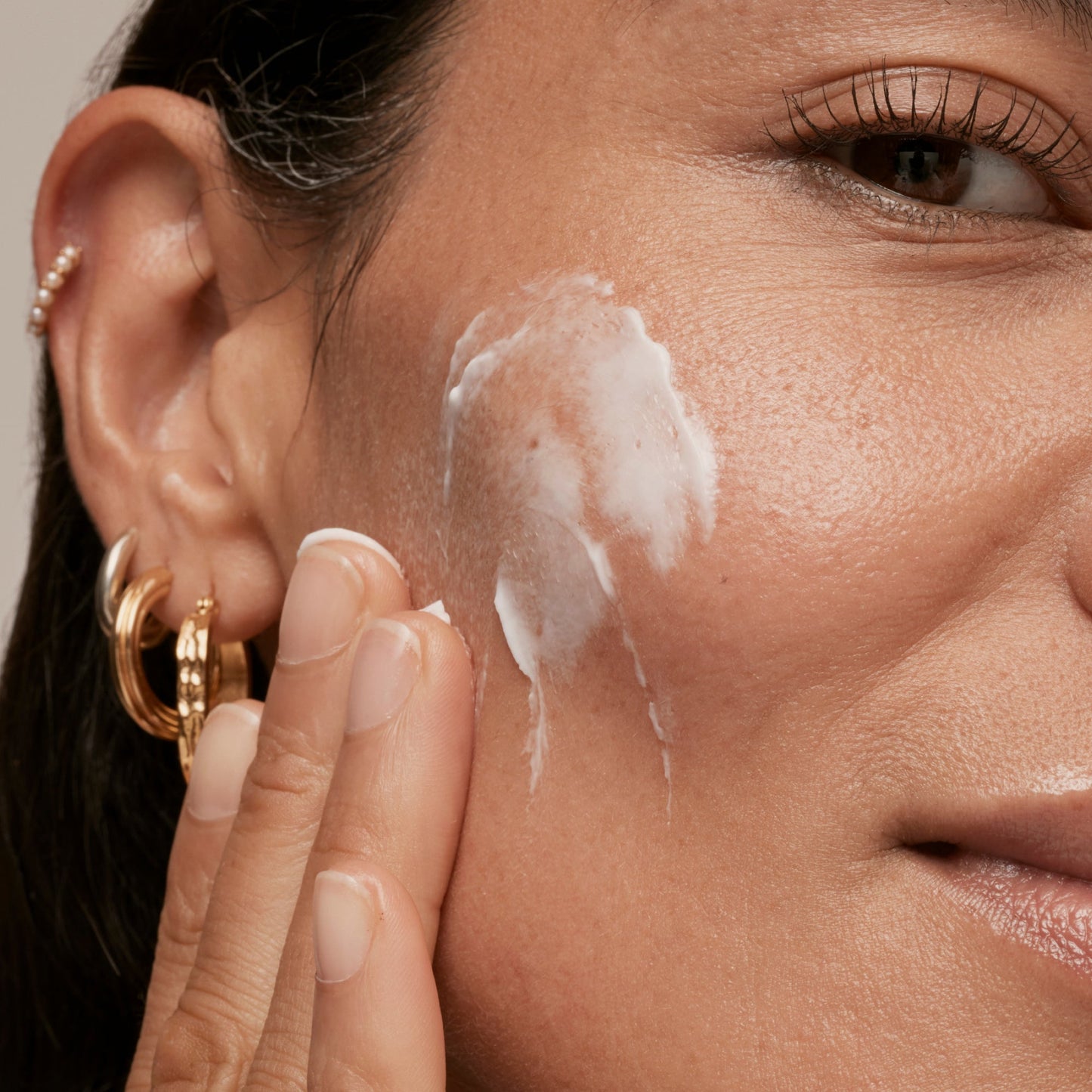 simple-skincare-cleanser-and-ceramide-moisturizer-duo-g7 INKEY_DTC_Bio-ActiveCeramide_Ppage_Model_02_dd0fc443-e441-4e82-ac65-ebe93c1b6365_1.jpg