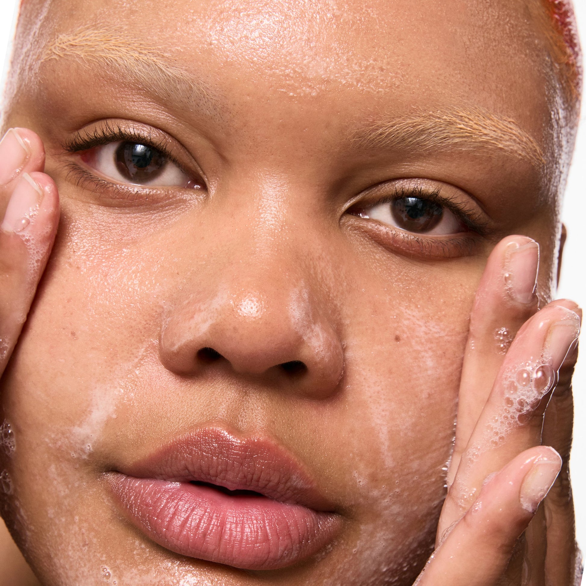 salicylic-acid-cleanser-150ml-t5 Omega50_Model_2000x2000-1_ce0a3018-d6f0-4ed9-a17d-0096b80b29f6.jpg